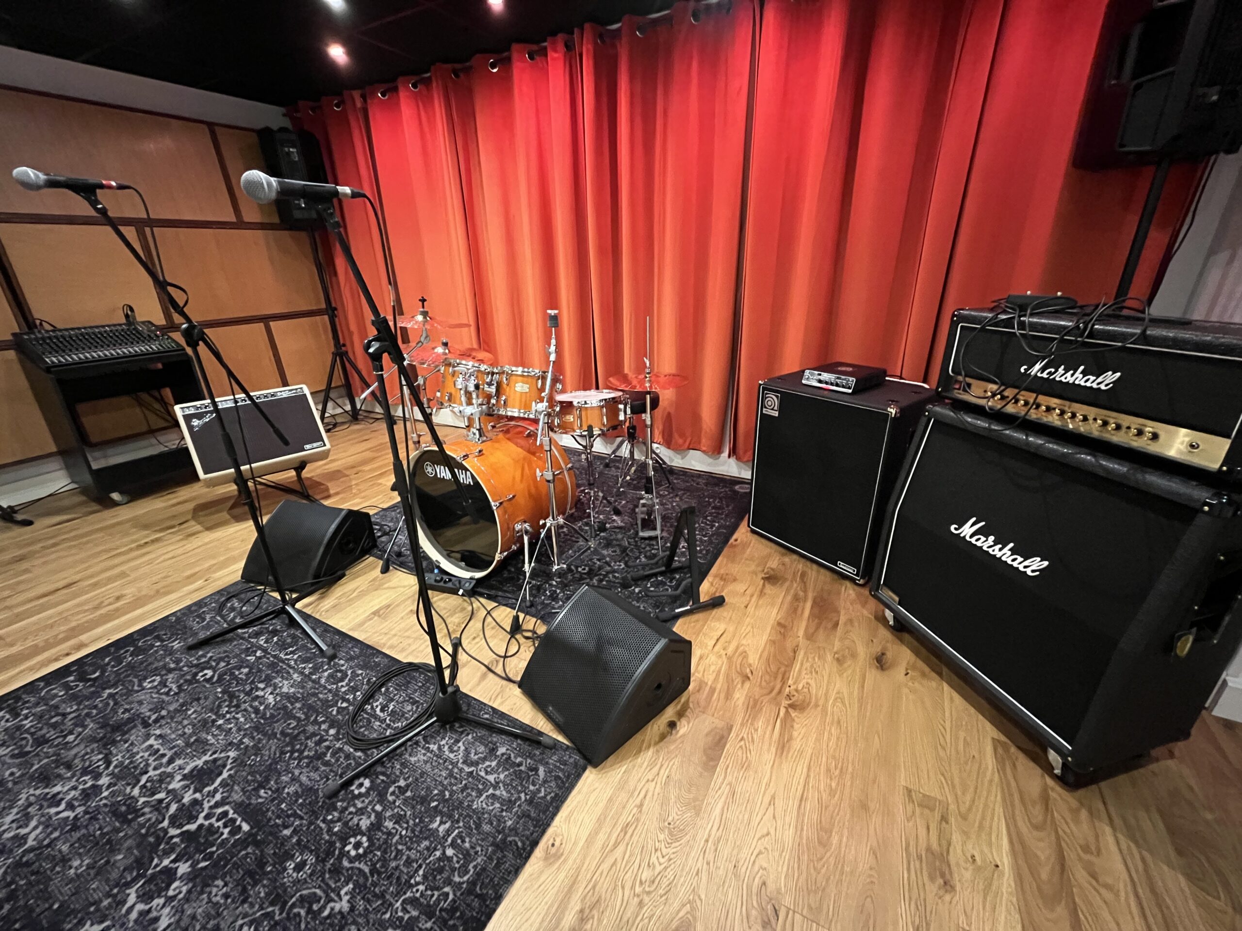 Studio de répétition de 30 m² avec batterie et amplificateurs à Malakoff, aux portes de Paris.