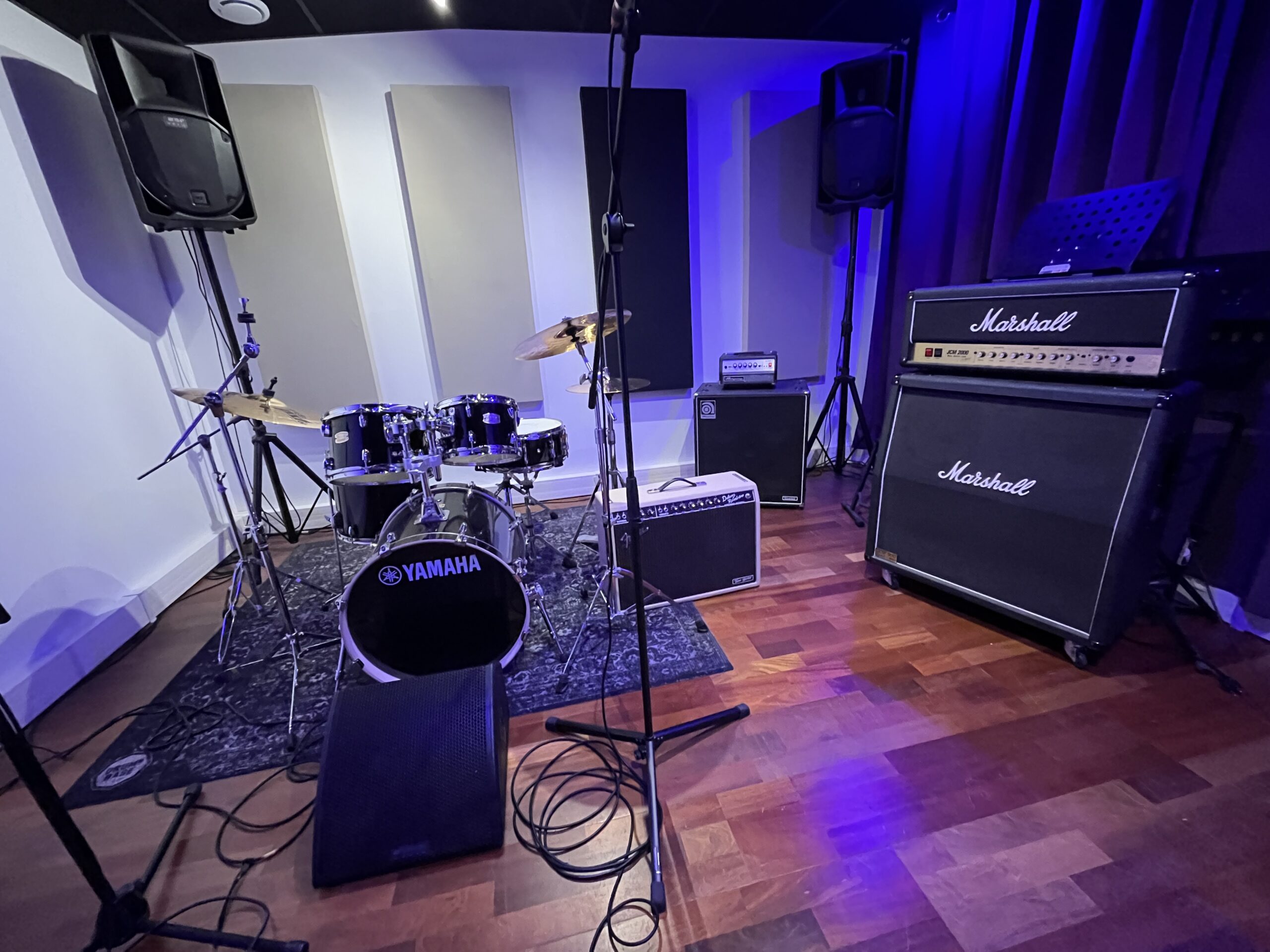 Studio de répétition de 20 m² avec batterie et amplificateurs aux Studios 7ème Ciel à Malakoff, aux portes de Paris.