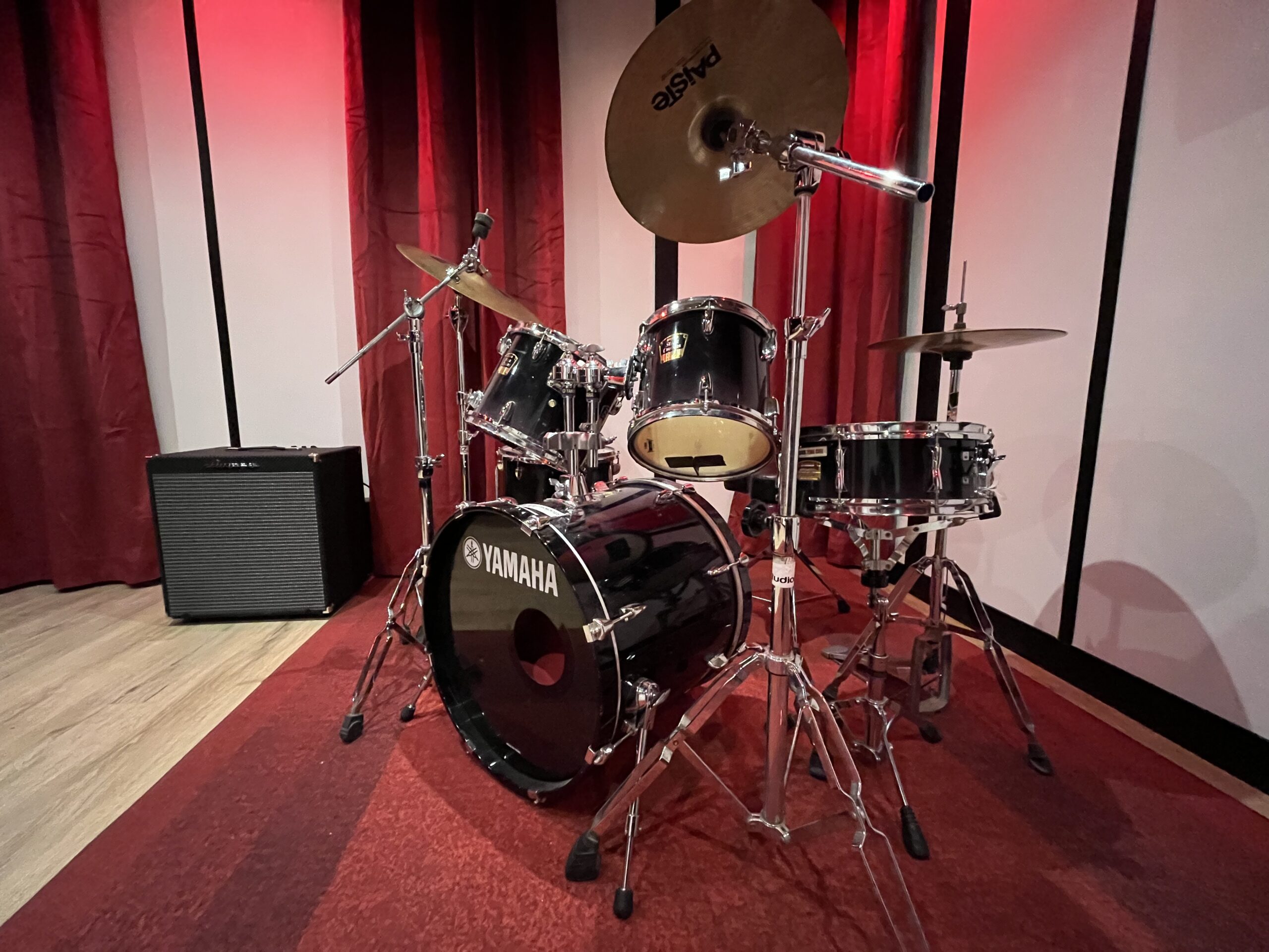 Batterie avec cymbales installée dans le studio piano des Studios 7ème Ciel à Malakoff.