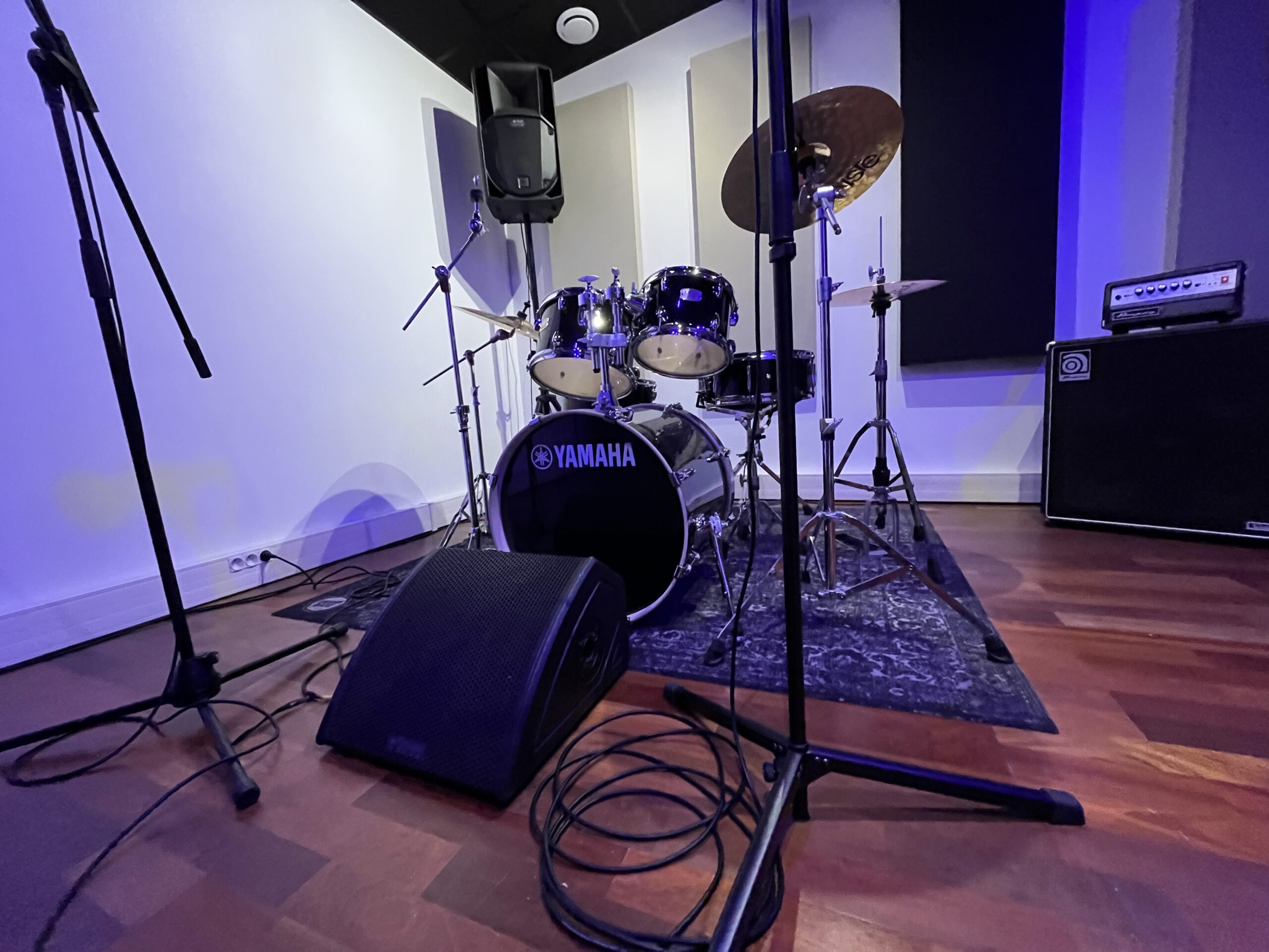 Batterie, microphones de chant et enceinte de retour dans le studio de répétition 4.