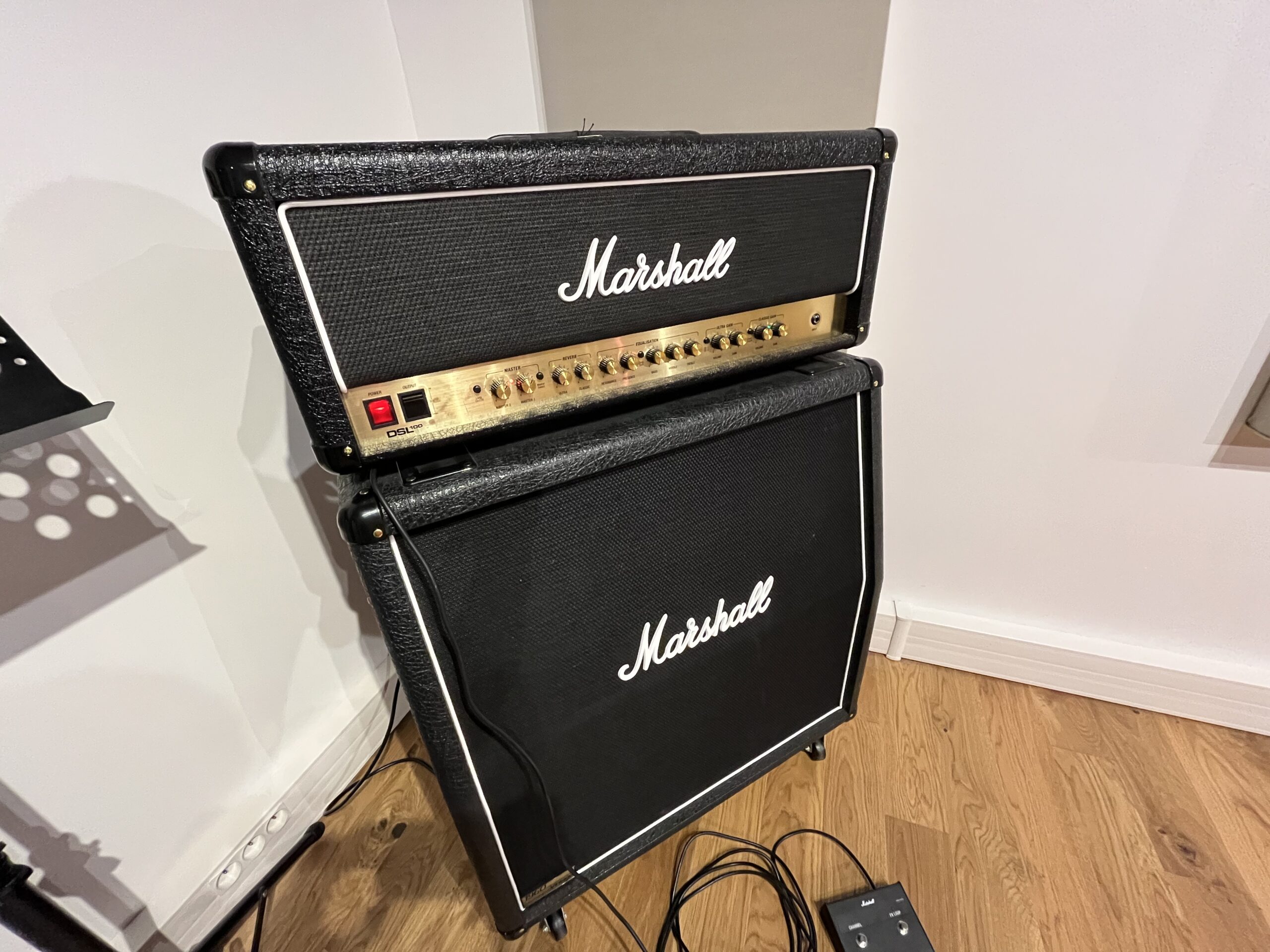Tête d’amplificateur guitare Marshall et baffle dans le studio 3 des Studios 7ème Ciel.