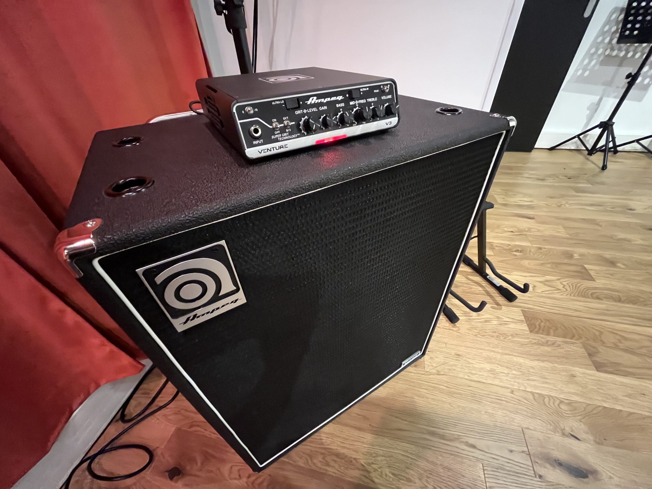 Tête d’amplificateur basse et baffle Ampeg à disposition dans le studio de répétition 3.