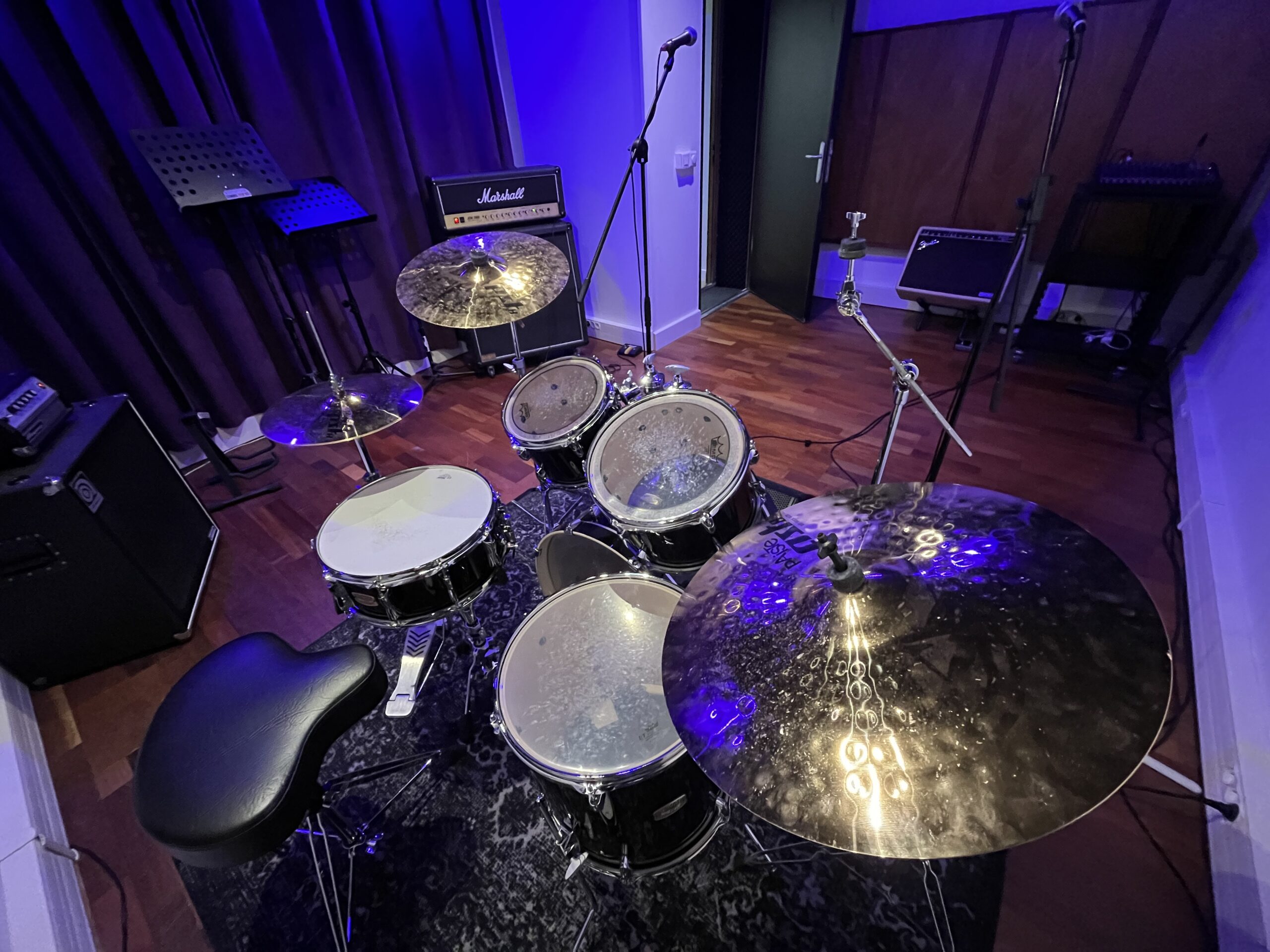 Vue depuis le siège du batteur sur les toms et les cymbales dans le studio de répétition 4.