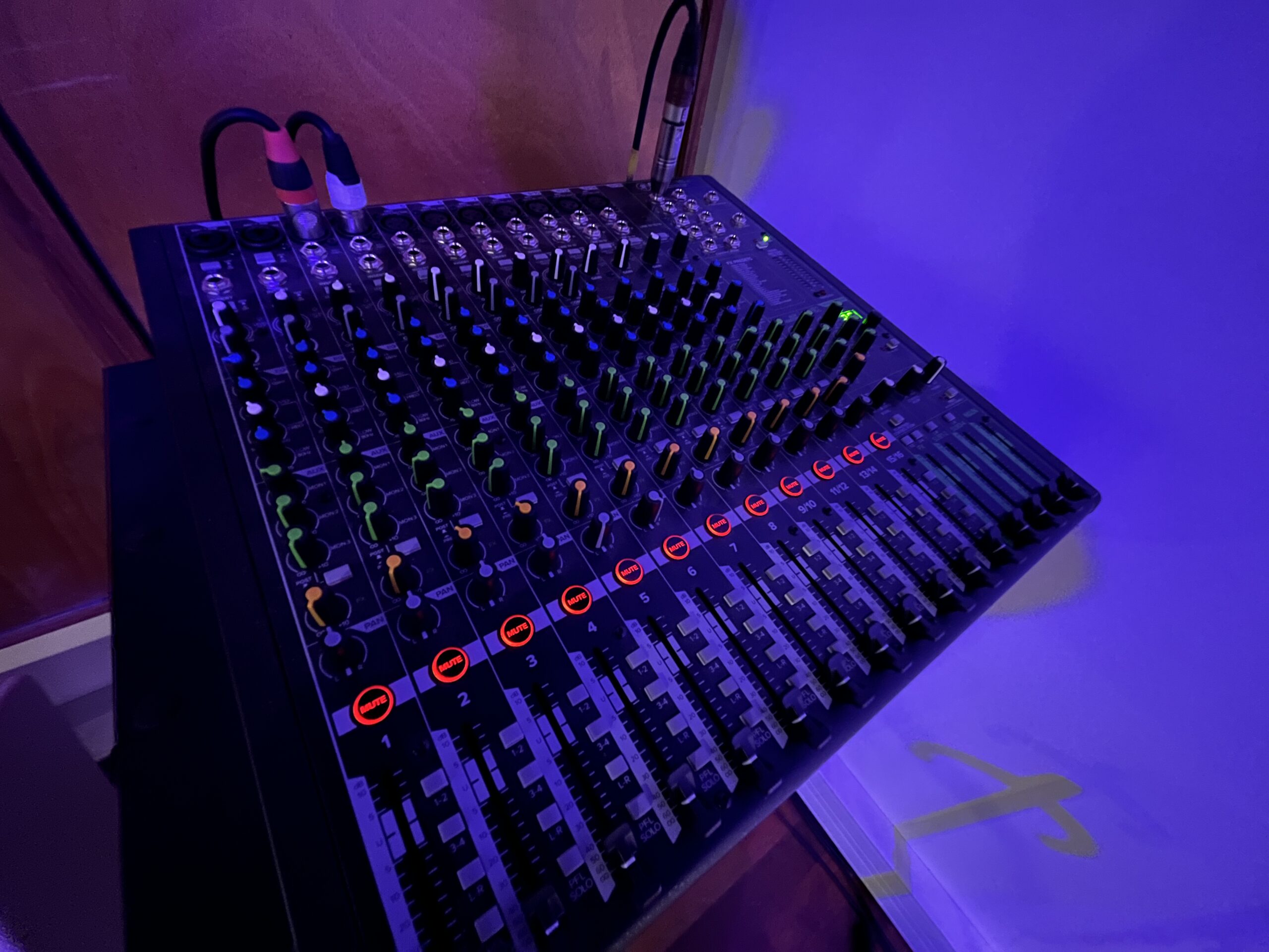 Table de mixage pour la sonorisation des répétitions dans le studio 4 à Malakoff.