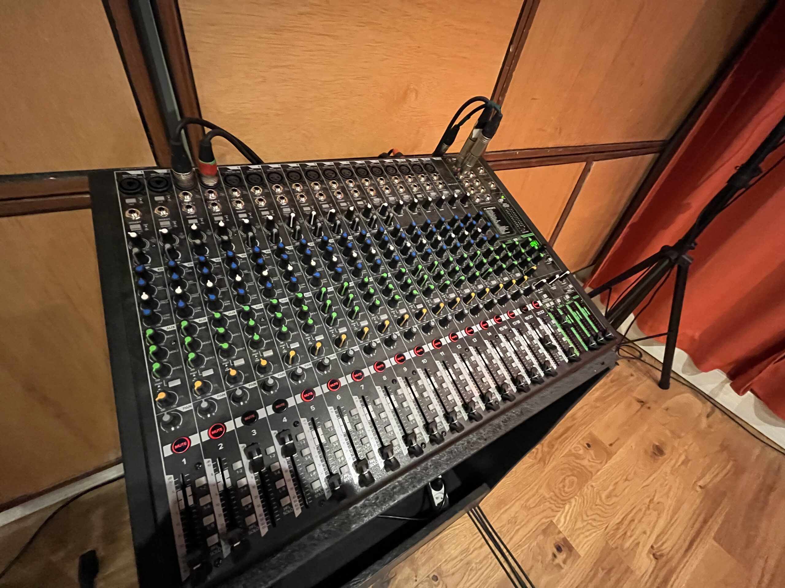 Table de mixage pour la sonorisation des voix et des instruments dans le studio de répétition 3.