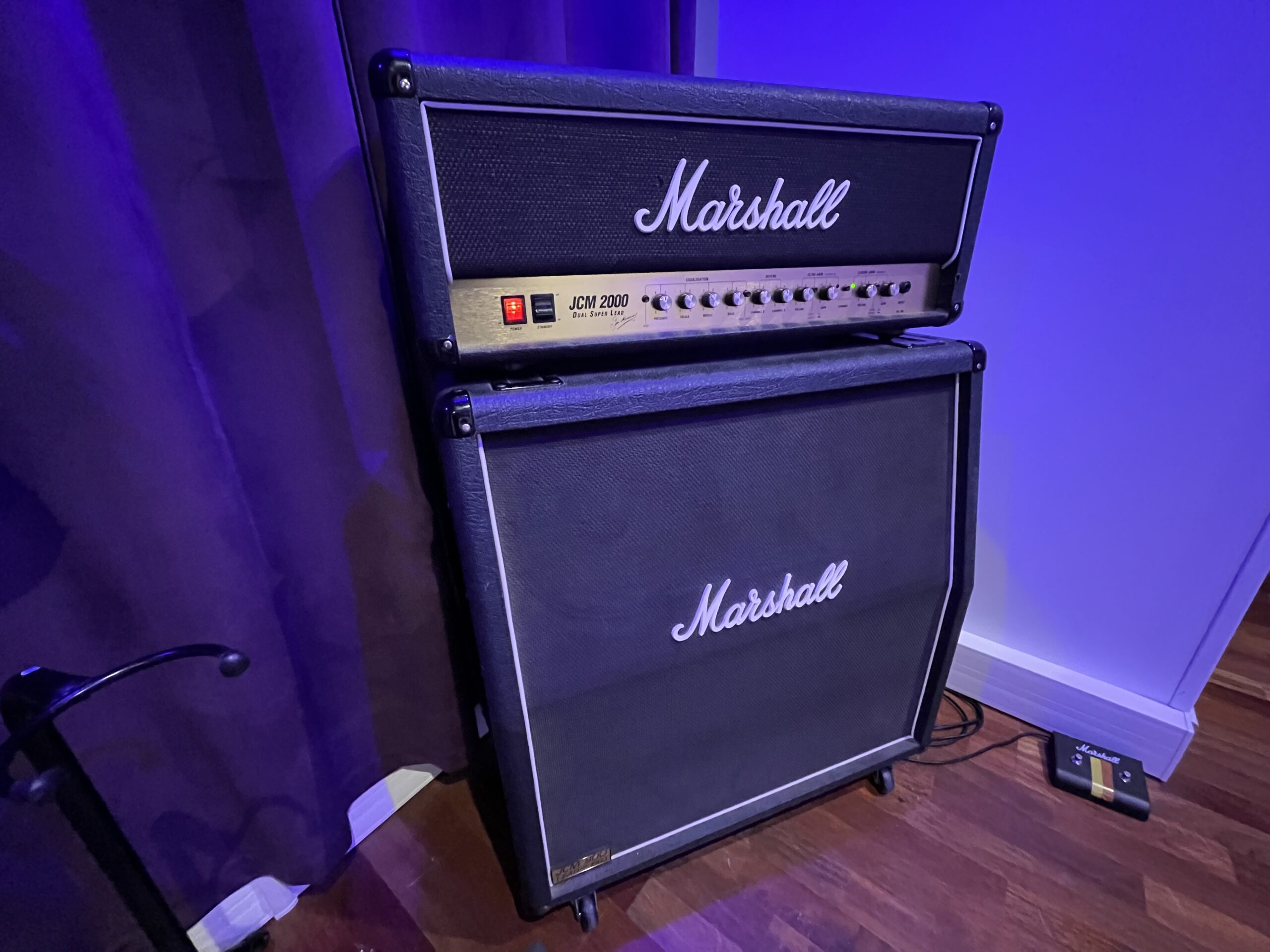 Tête d’amplificateur guitare Marshall et baffle dans le studio 4 des Studios 7ème Ciel.