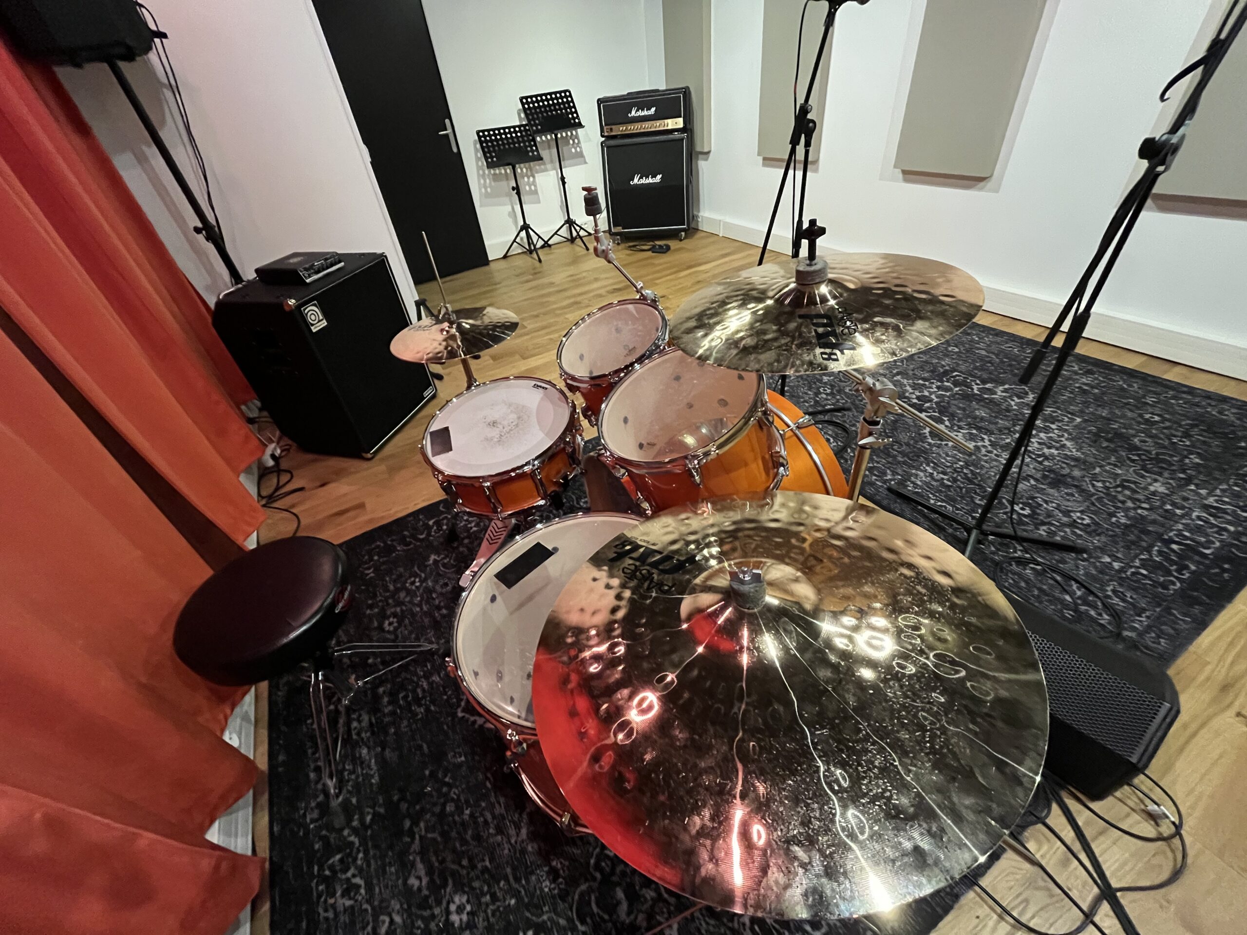Vue depuis la batterie sur la salle de répétition du studio 3 aux Studios 7ème Ciel à Malakoff.