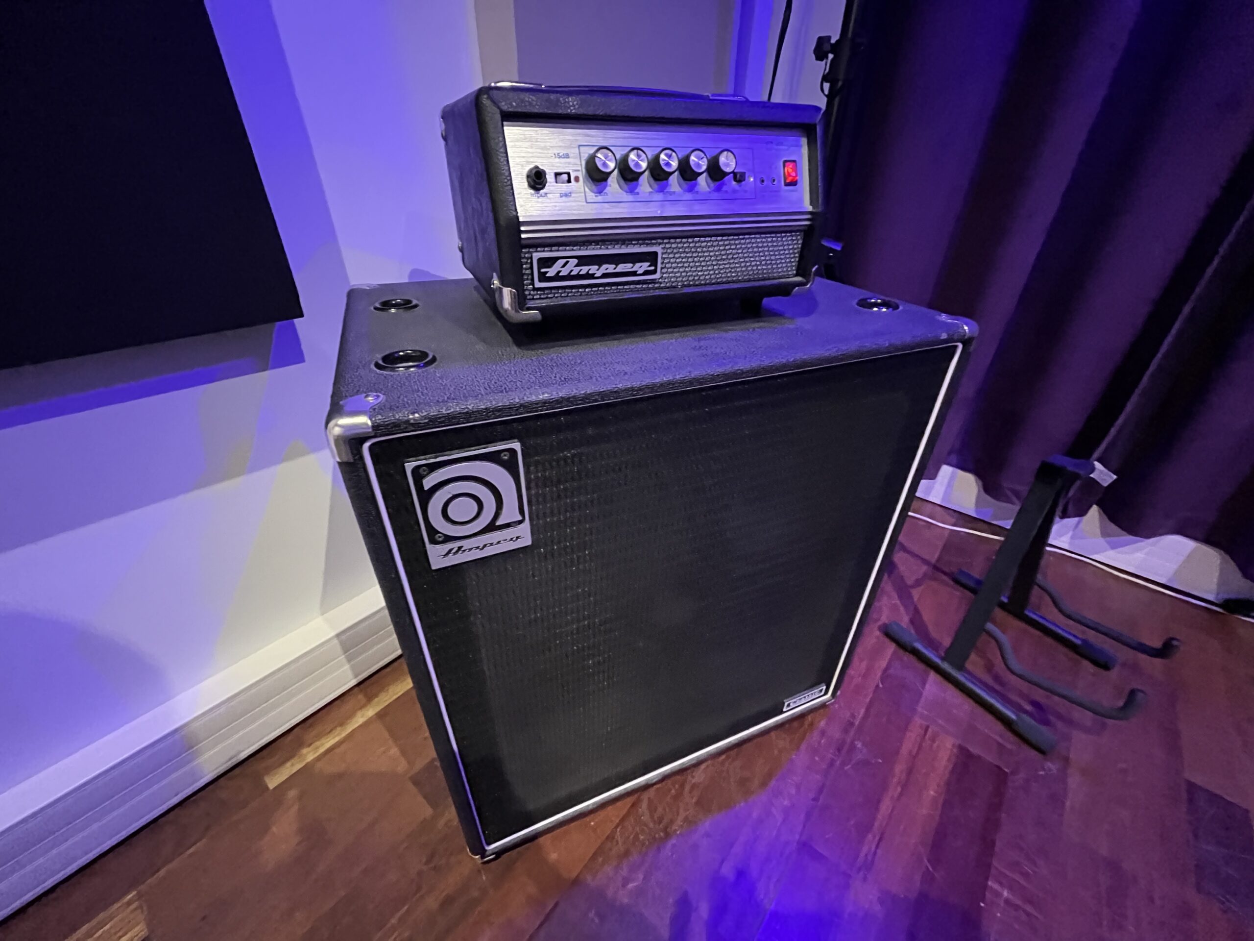Tête d’amplificateur basse et baffle Ampeg dans le studio de répétition 4.