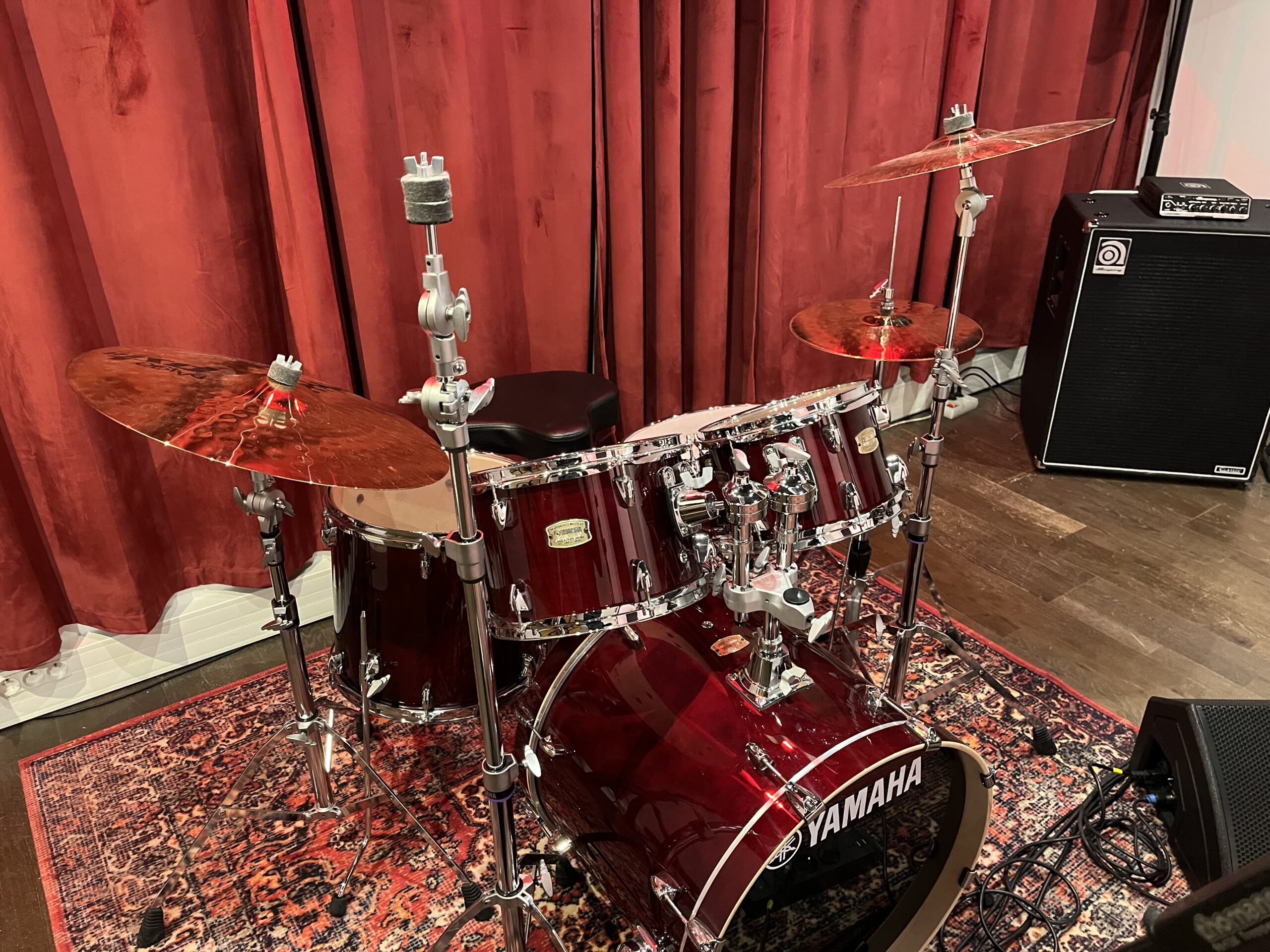 IMG_2919 Batterie Yamaha Stage Custom Cranberry Red avec cymbales dans le studio de répétition 2.