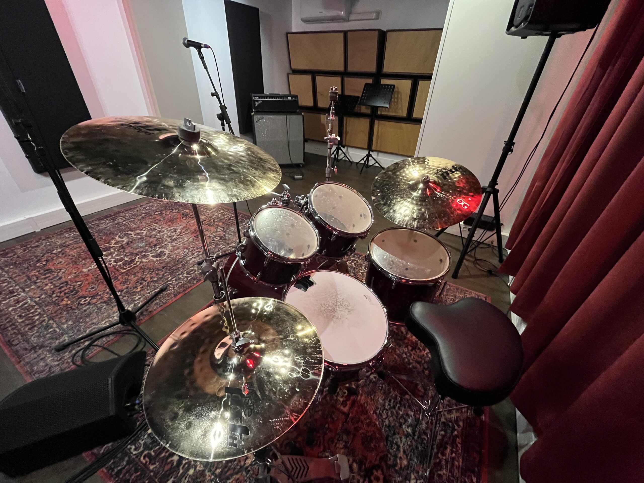 IMG_2942 Vue depuis le siège du batteur sur les toms et les cymbales de la batterie du studio 2.