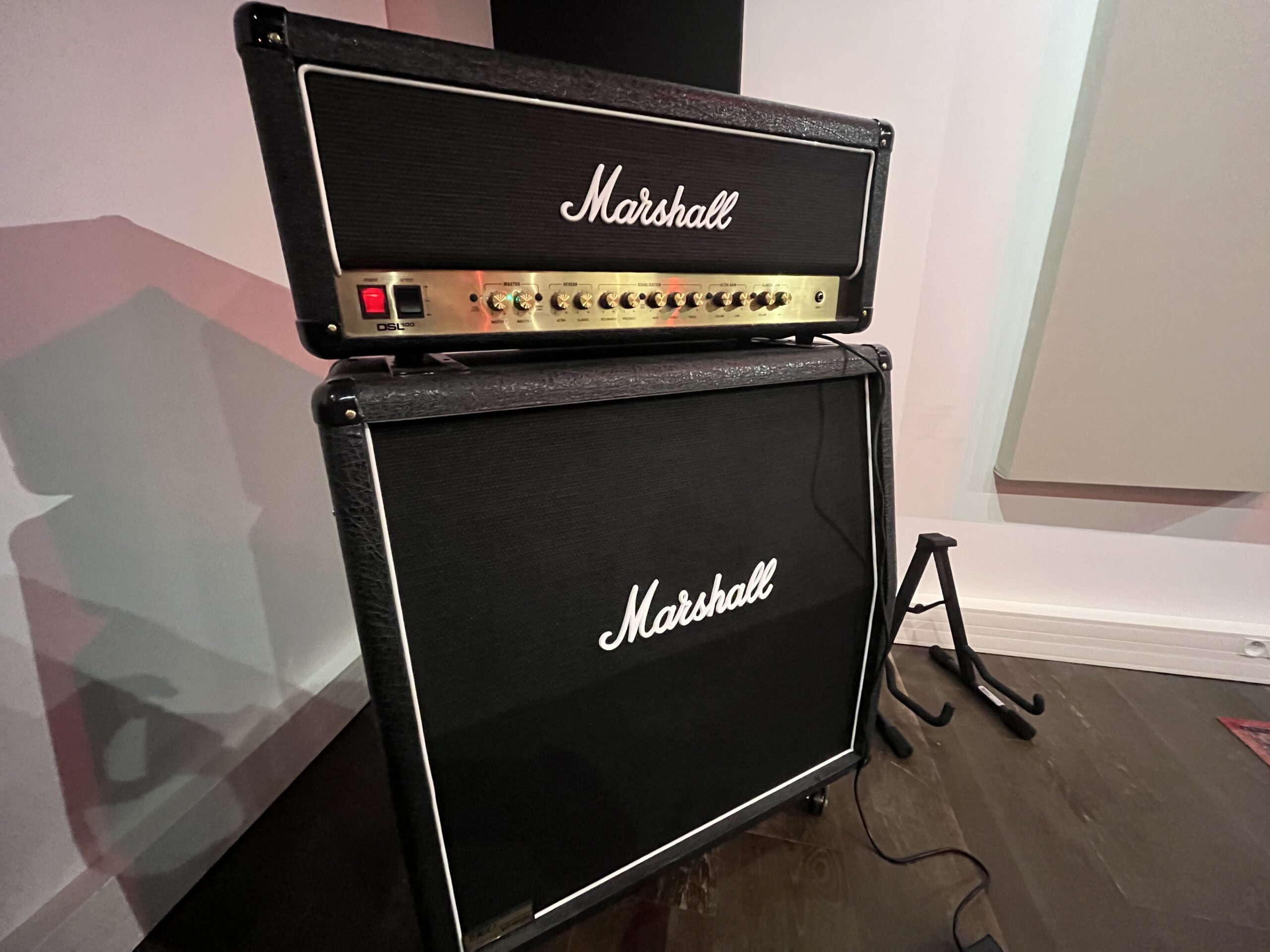 IMG_2949 Tête d’amplificateur guitare Marshall et baffle dans le studio de répétition 2.