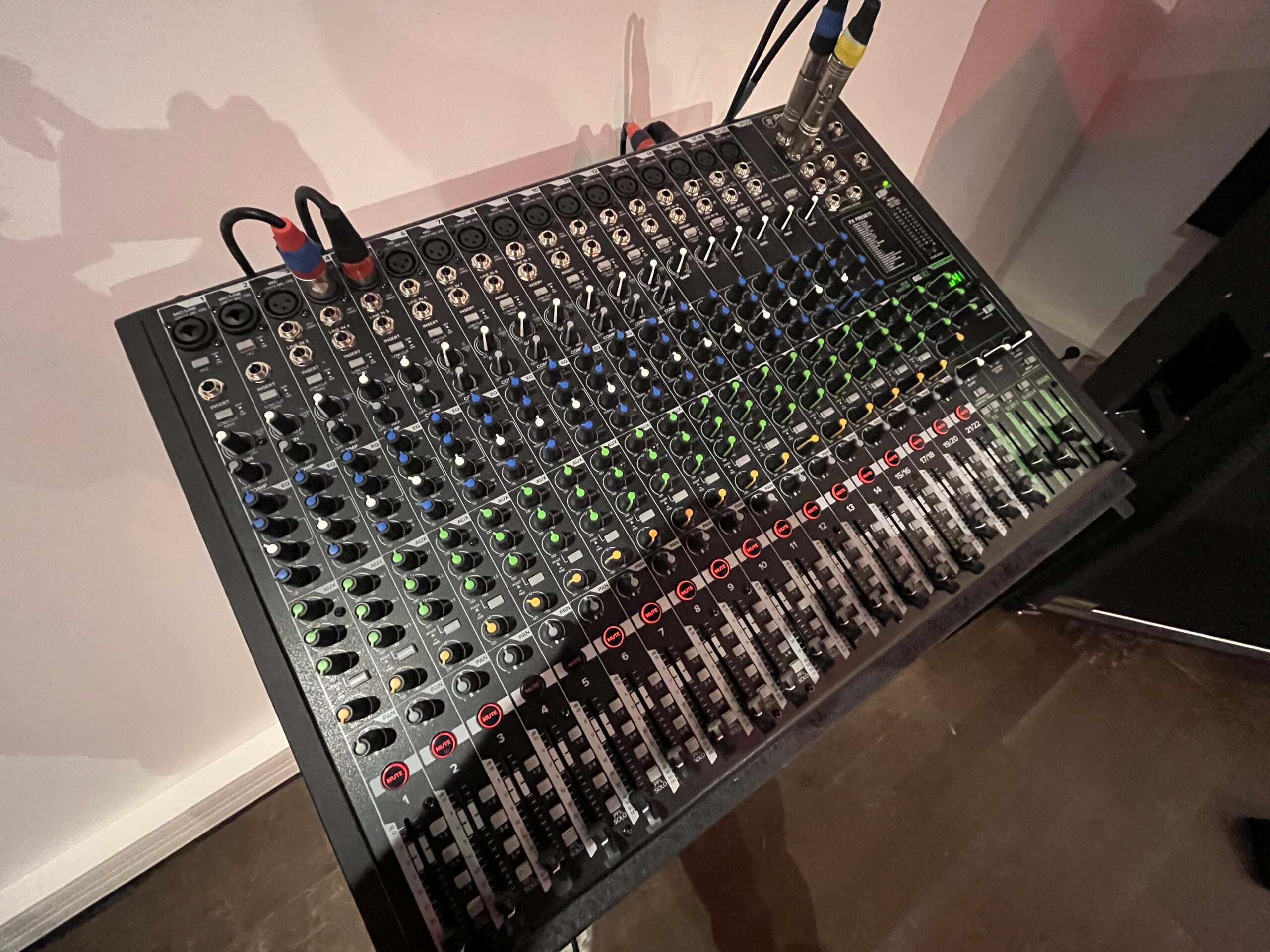 IMG_2951 Table de mixage pour la sonorisation des voix et des instruments dans le studio 2.