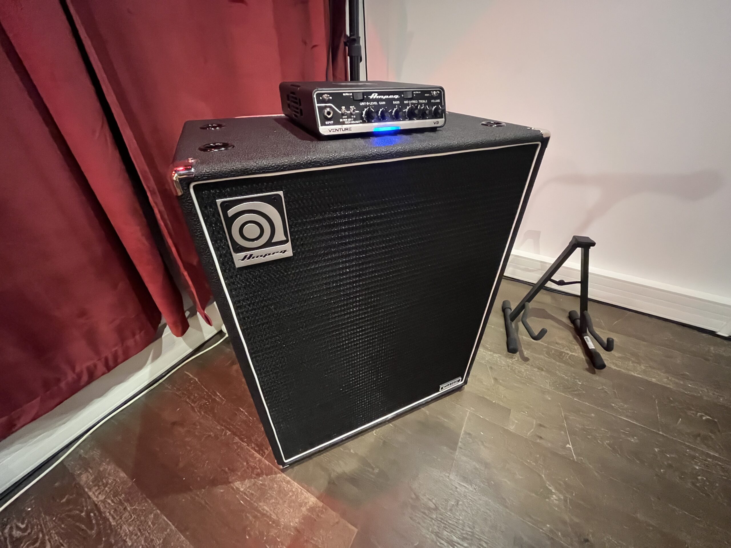 IMG_2956 Tête d’amplificateur basse et baffle Ampeg dans le studio de répétition 2 des Studios 7ème Ciel à Malakoff.