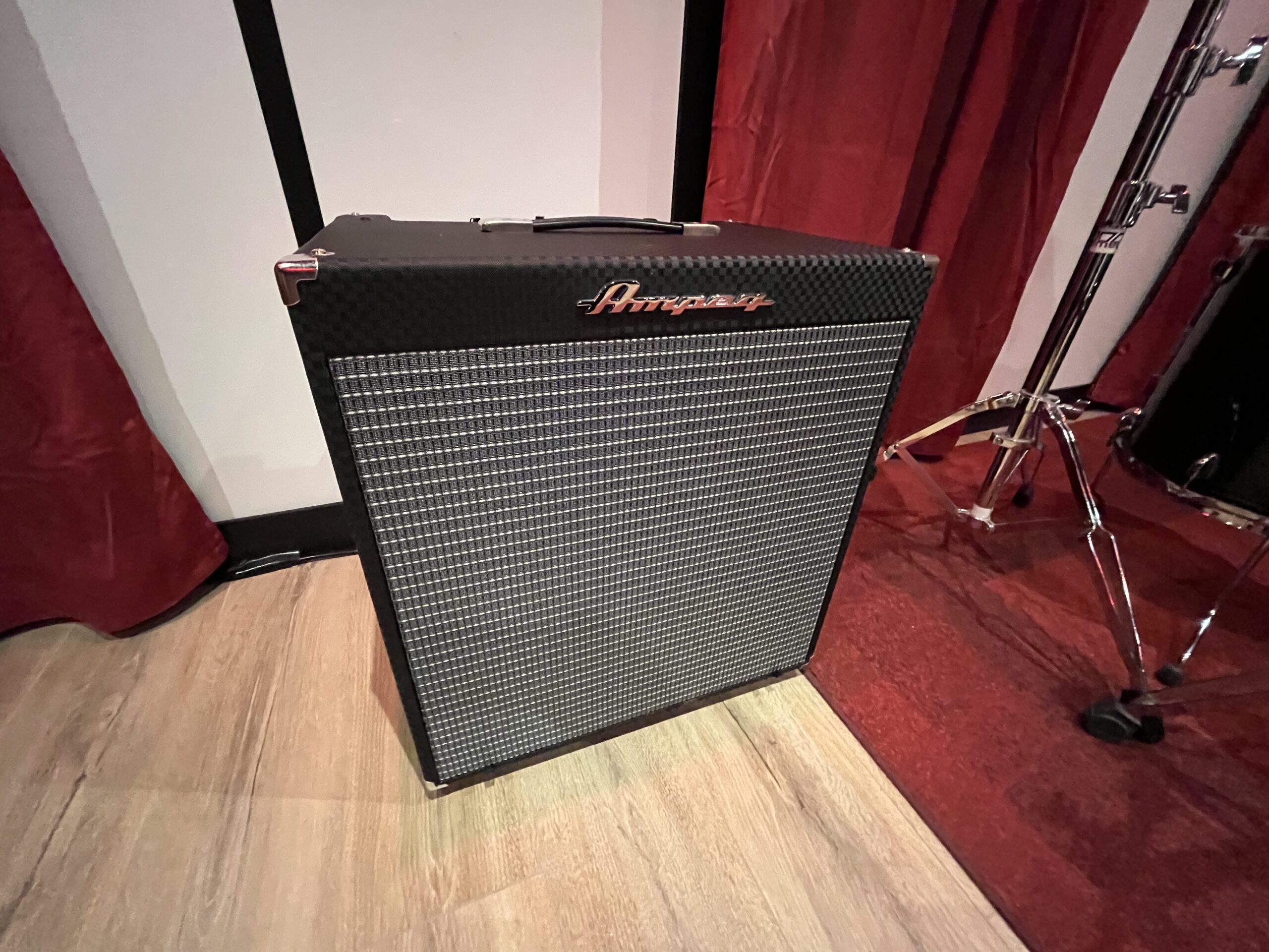 Amplificateur basse Ampeg disponible dans le studio piano des Studios 7ème Ciel.