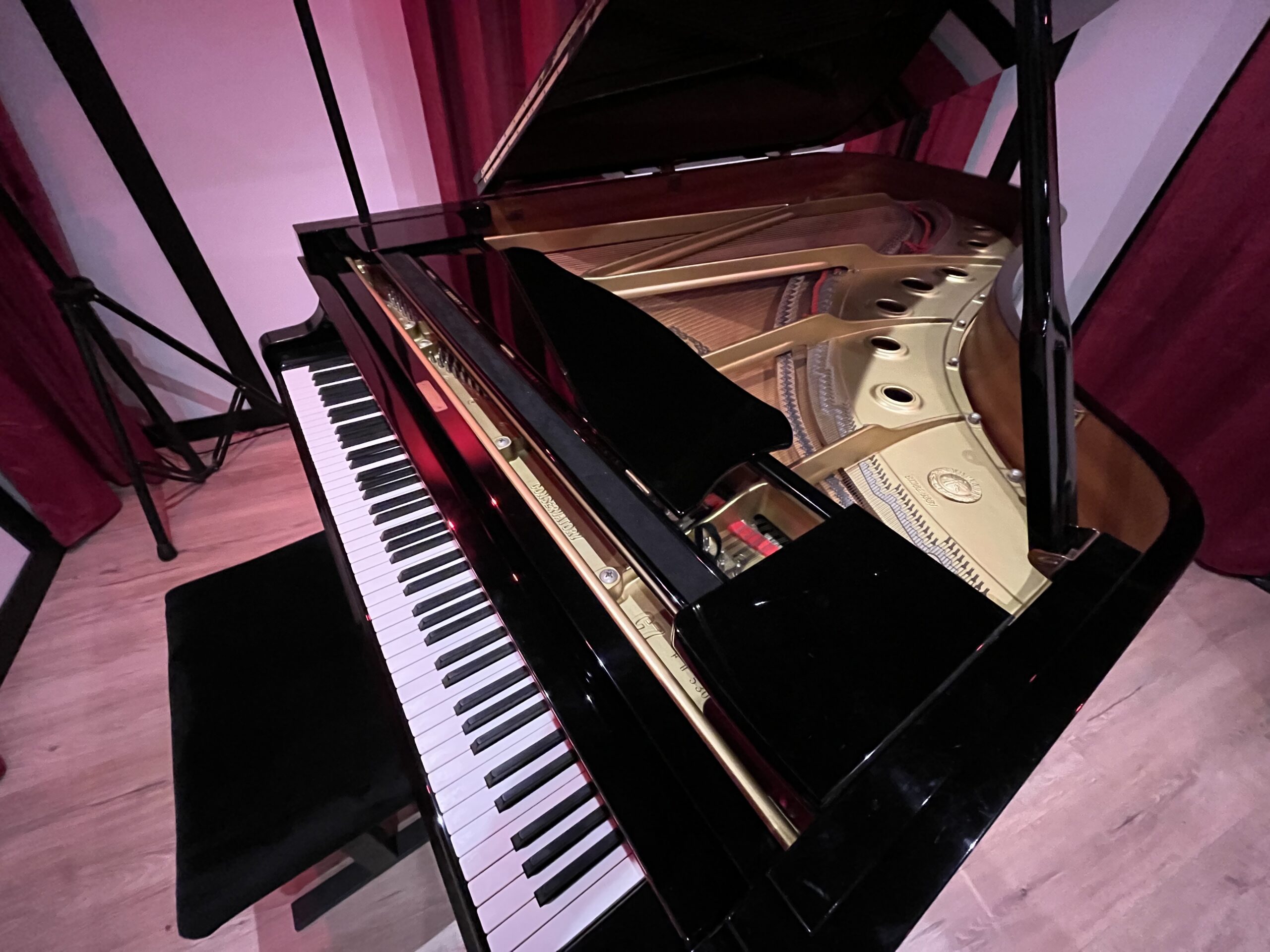 Clavier du piano à queue Yamaha C7 et vue sur ses cordes dans le studio piano à Malakoff.