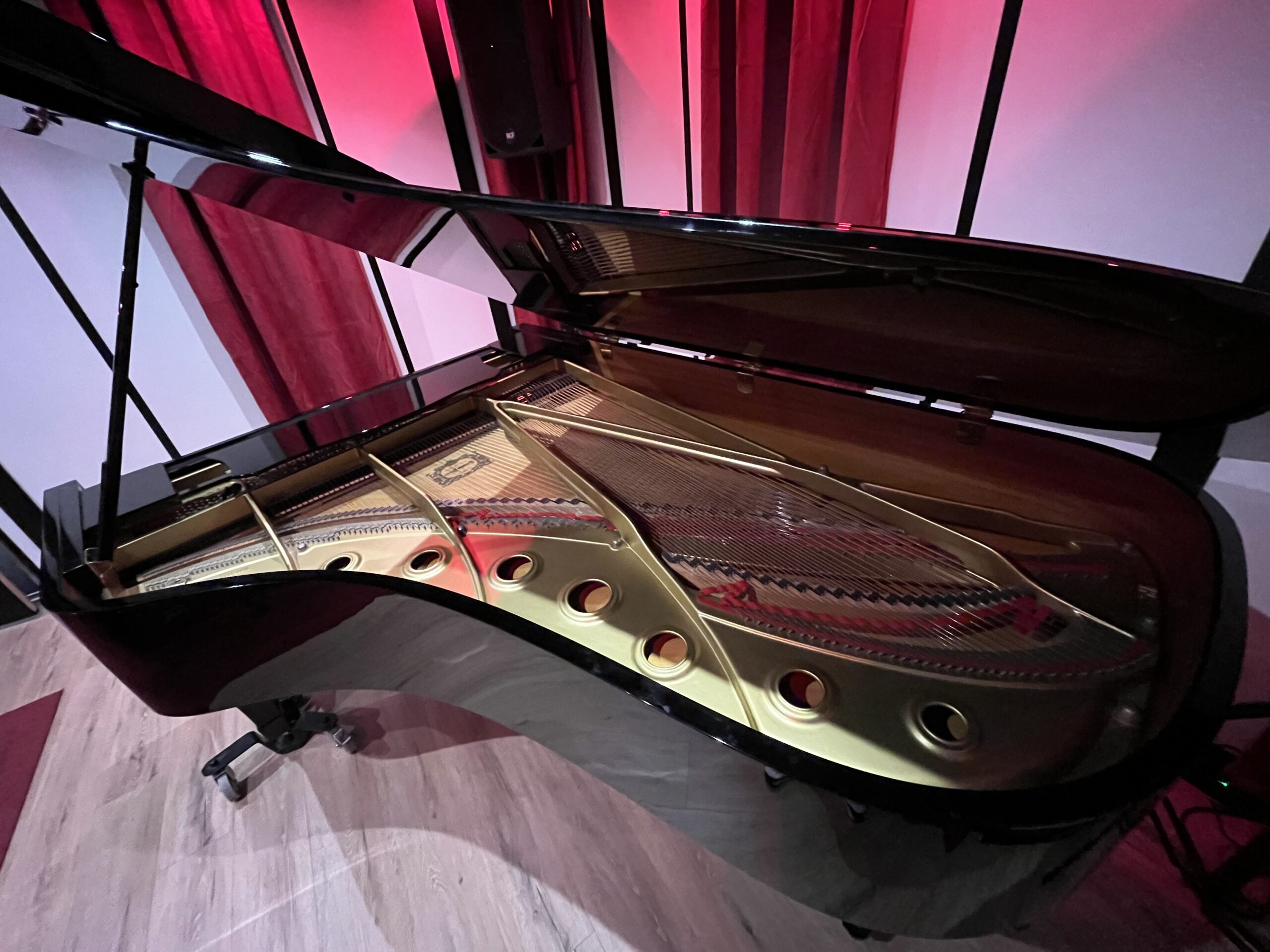 Cordes et table d’harmonie du piano à queue Yamaha C7, couvercle ouvert.