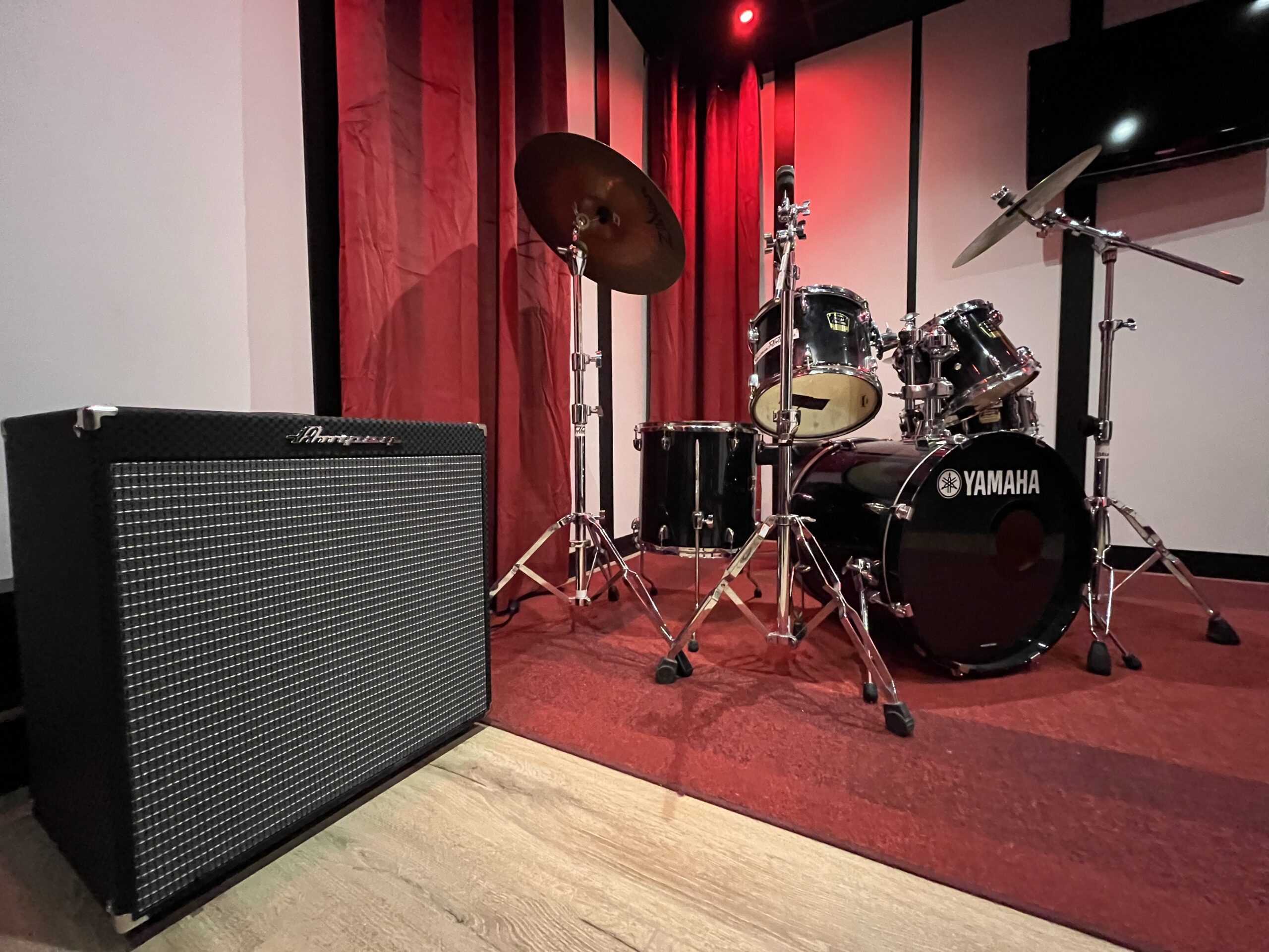 Batterie et amplificateur basse dans le studio piano des Studios 7ème Ciel à Malakoff.