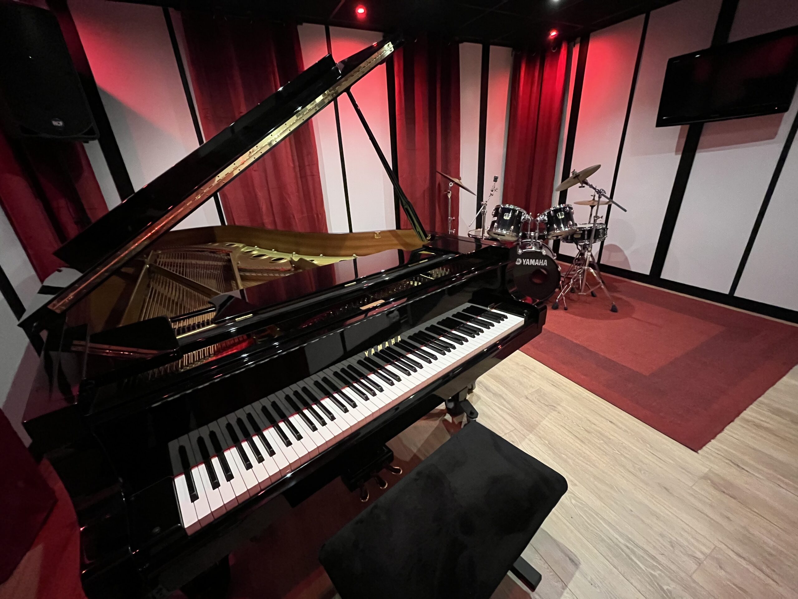 Piano à queue Yamaha C7 dans le studio piano de 20 m² aux Studios 7ème Ciel à Malakoff, aux portes de Paris.