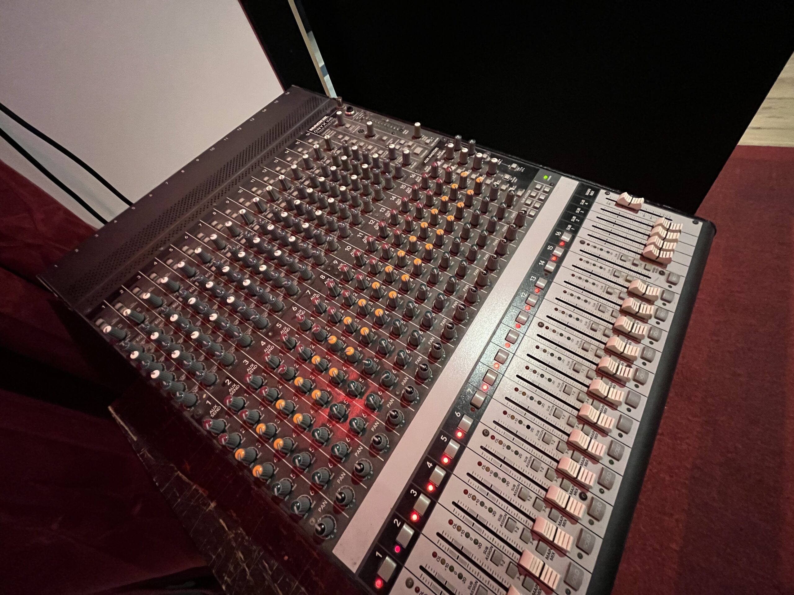 Table de mixage pour la sonorisation des répétitions dans le studio piano.