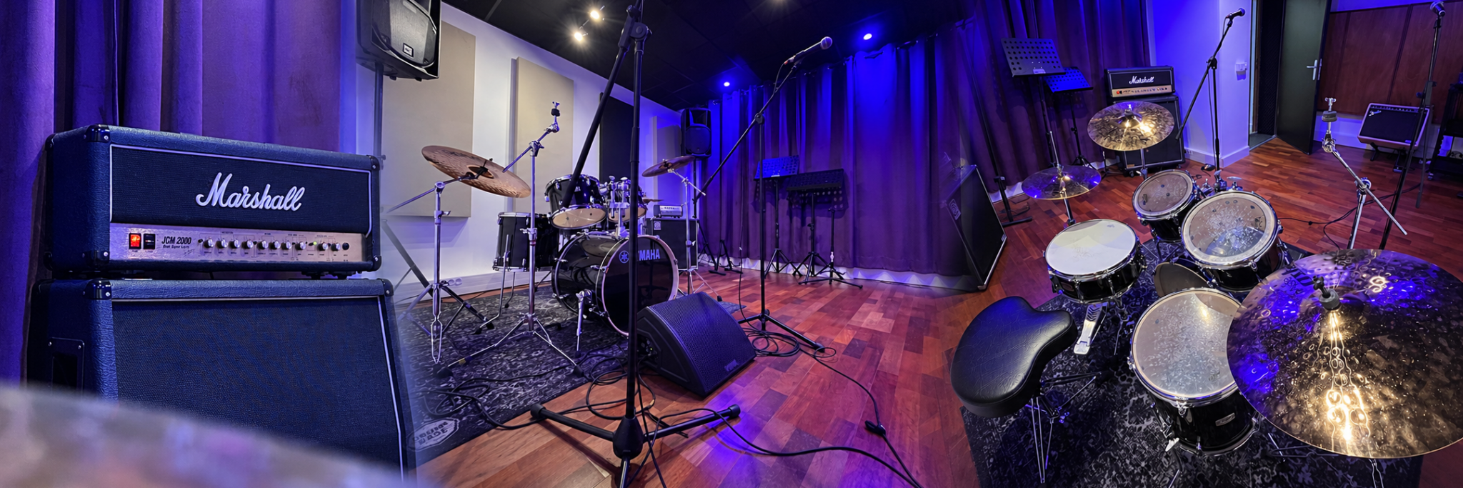 Panorama d’instruments en trois vues-6 Salle de répétition équipée d’une batterie, de microphones et d’amplificateurs aux Studios 7ème Ciel à Malakoff.