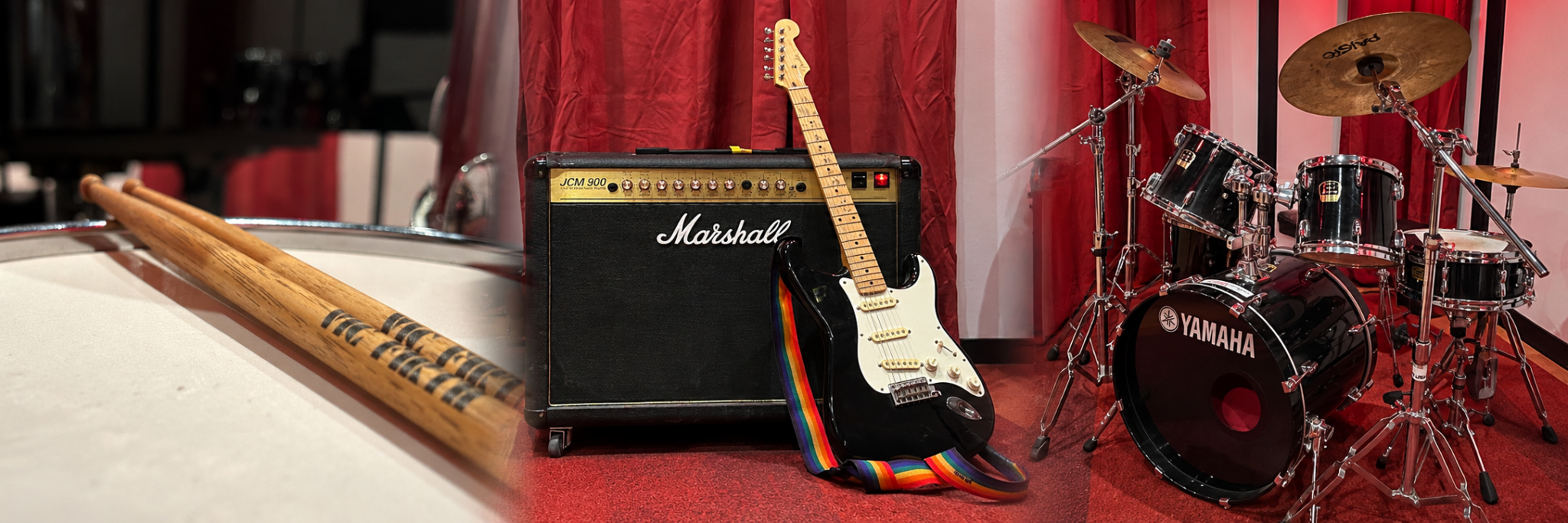 Triptyque panoramique d’instruments et d’équipements-1 Guitare électrique et amplificateur Marshall dans un studio de répétition aux portes de Paris.